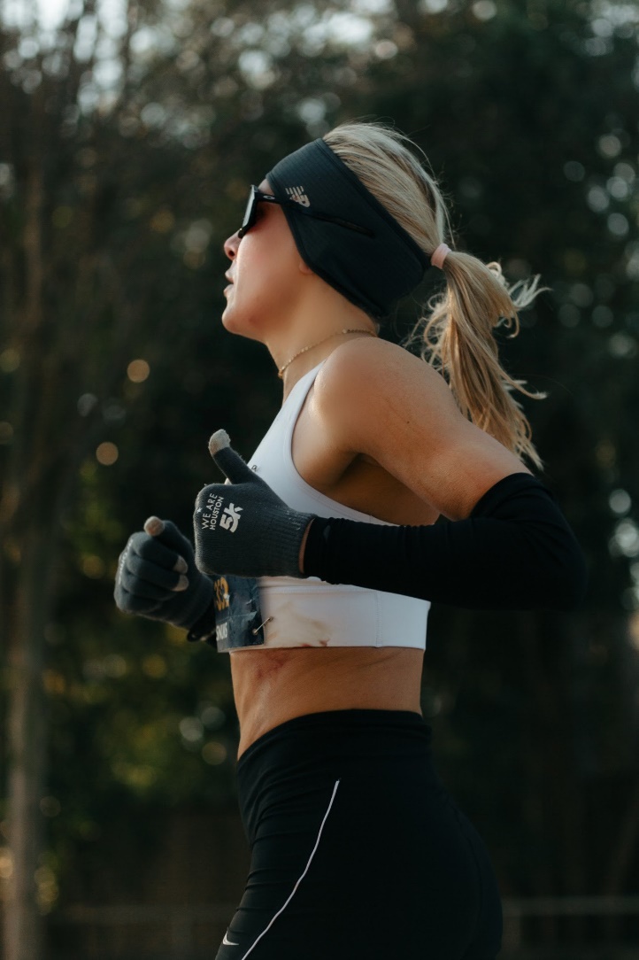 A person running with a band on her head

Description automatically generated